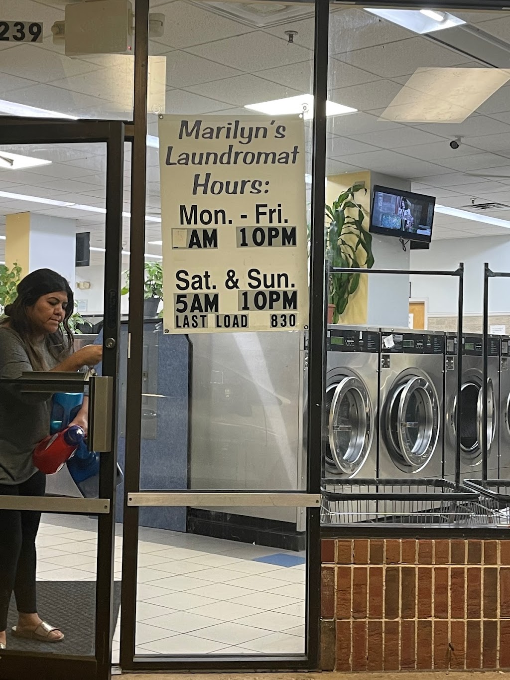 Marilyns Laundromat | 2239 N Lewis Ave, Waukegan, IL 60087 | Phone: (224) 610-0696