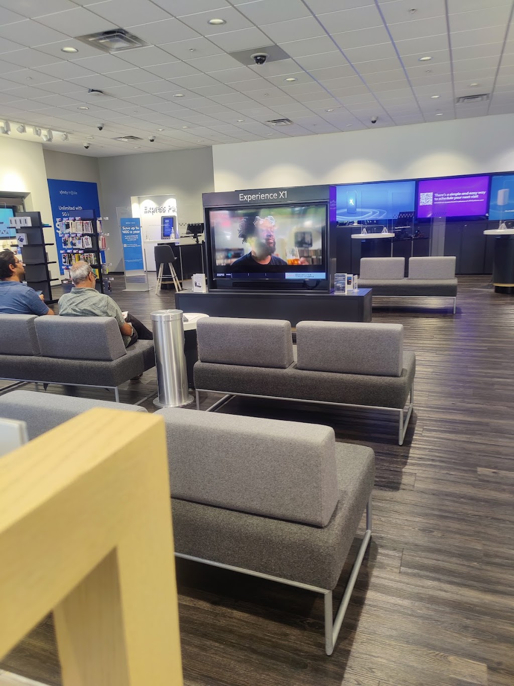 Xfinity Store by Comcast | 324 E Rand Rd Suite 324, Arlington Heights, IL 60004 | Phone: (800) 934-6489