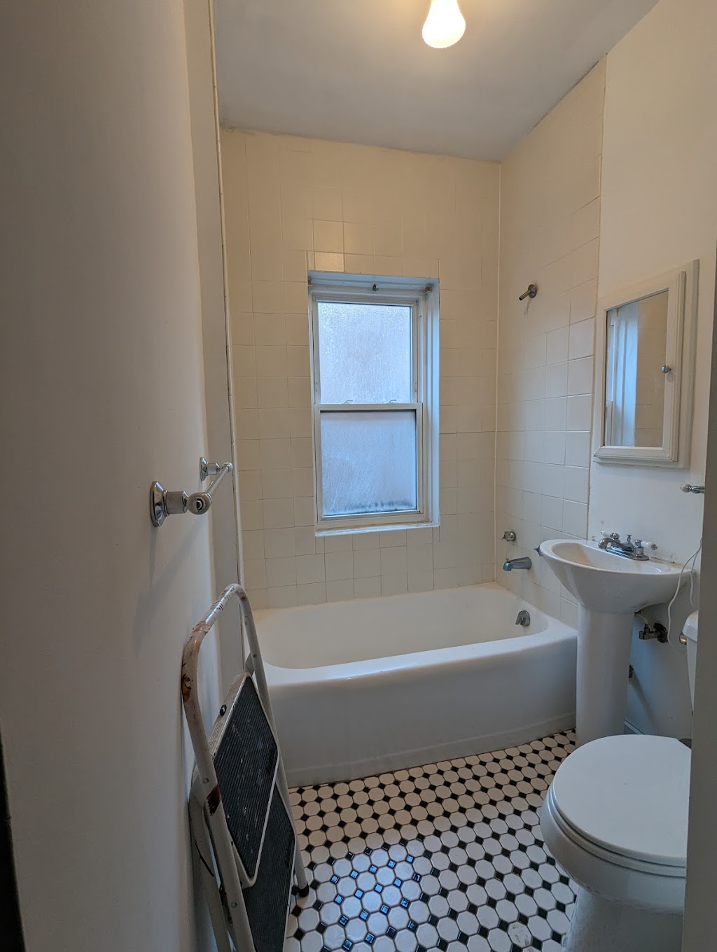 Cutting Edge Bathtub And Tile Refinishing | 5006 W Dakin St, Chicago, IL 60641 | Phone: (773) 983-5884