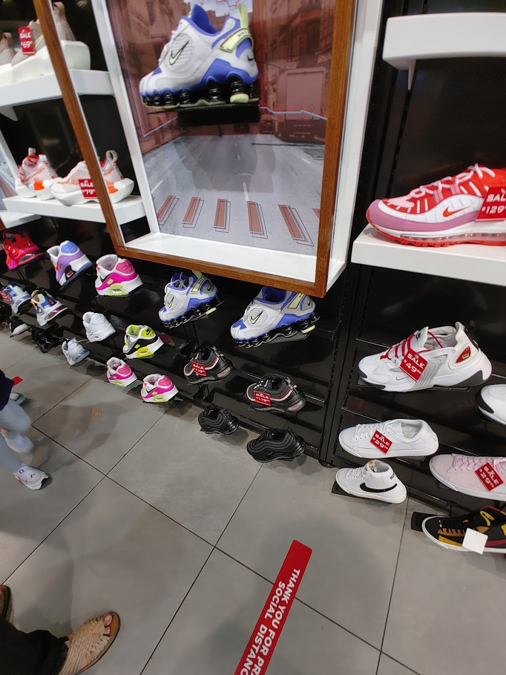 Foot Locker | 7601 S Cicero Ave Space 1418, Chicago, IL 60652 | Phone: (773) 735-7180