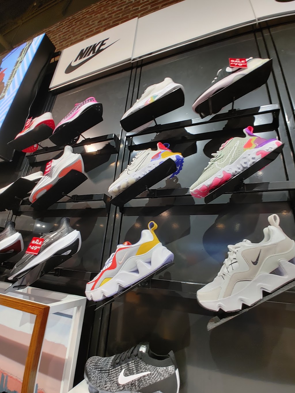 Foot Locker | 7601 S Cicero Ave Space 1418, Chicago, IL 60652 | Phone: (773) 735-7180